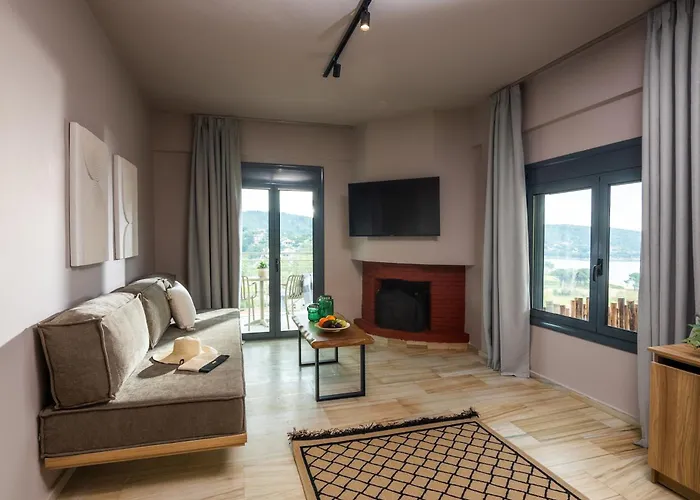 Petra Nera Skiathos, Philian & Skiathos Town