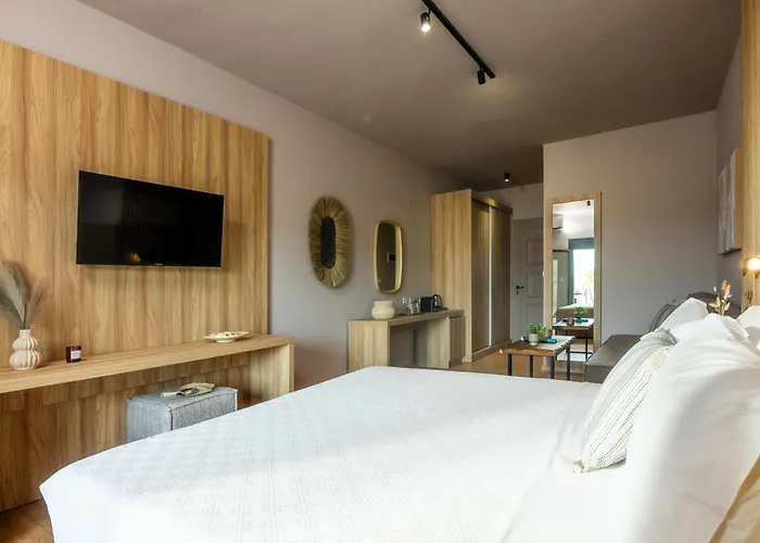 Petra Nera Skiathos, Philian &