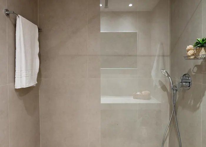 Petra Nera Skiathos, Philian & Skiathos Town