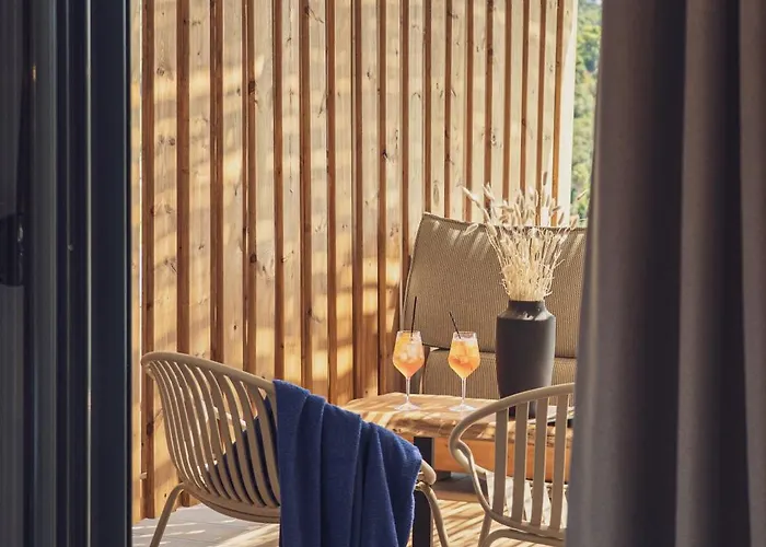 Petra Nera Skiathos, Philian &