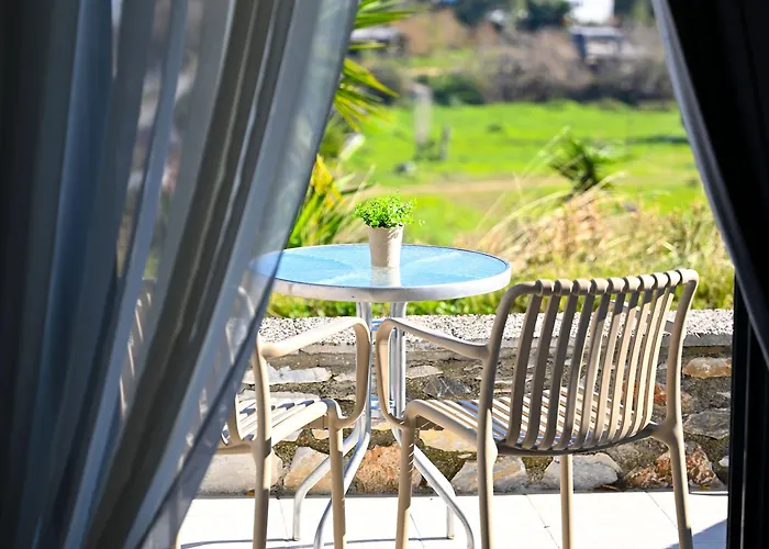 Petra Nera Skiathos, Philian &