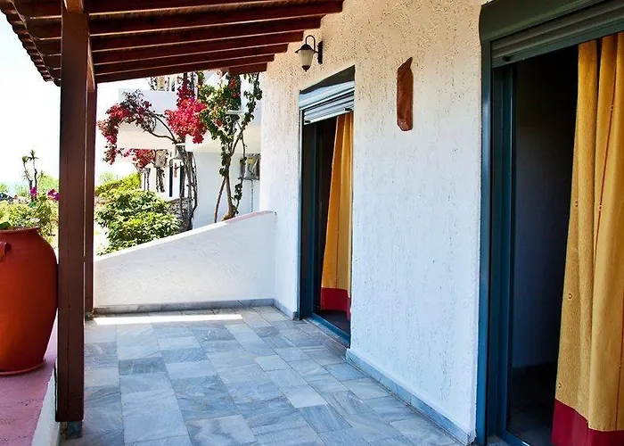 Petra Nera Skiathos, Philian & מלון דירות 4*