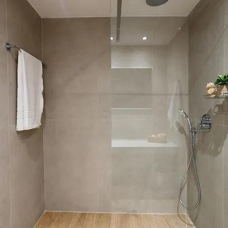 Petra Nera Skiathos, Philian & 斯基亚索斯镇