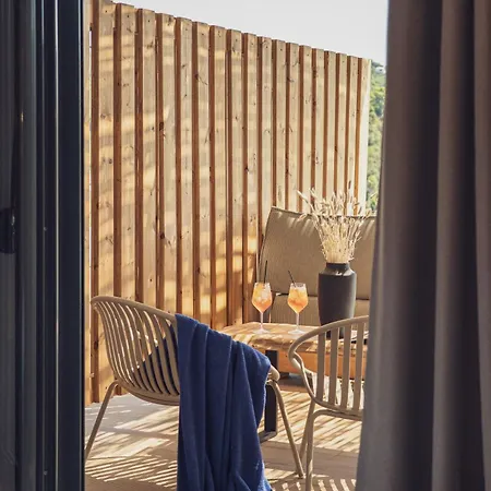 Petra Nera Skiathos, Philian &