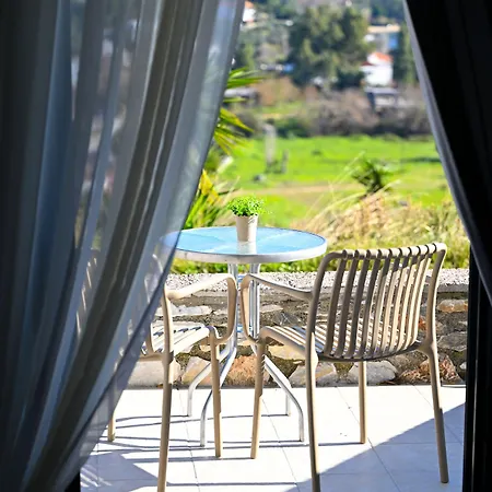 Petra Nera Skiathos, Philian &