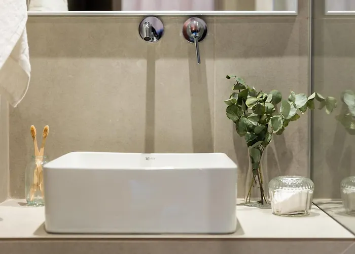 Petra Nera Skiathos, Philian & İskados