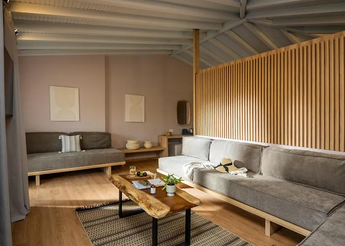 Petra Nera Skiathos, Philian & İskados