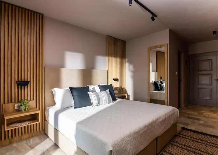 Petra Nera Skiathos, Philian & İskados