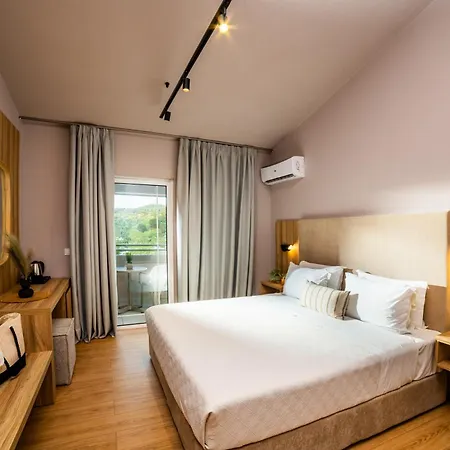 Petra Nera Skiathos, Philian &