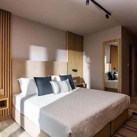 Petra Nera Skiathos, Philian & Skiathos Town